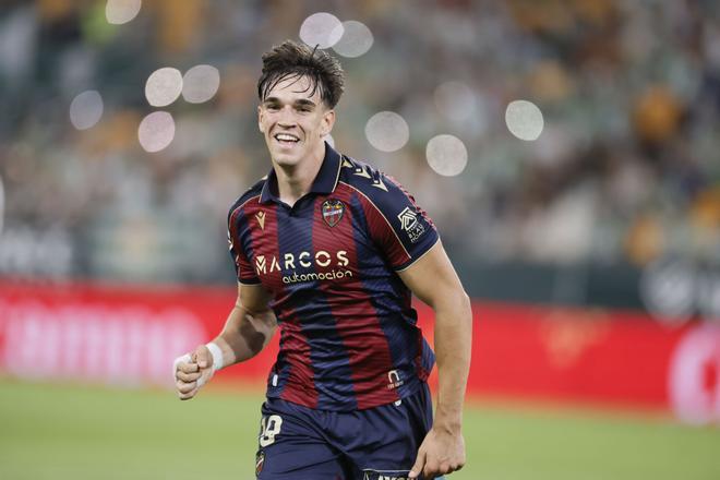 Carlos Espí ficha por el Real Madrid hasta 2031