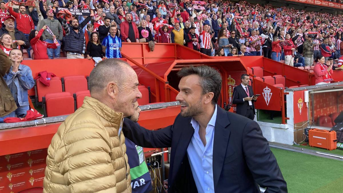 Rubén Albés saluda a Víctor Fernández antes del Sporting-Zaragoza.