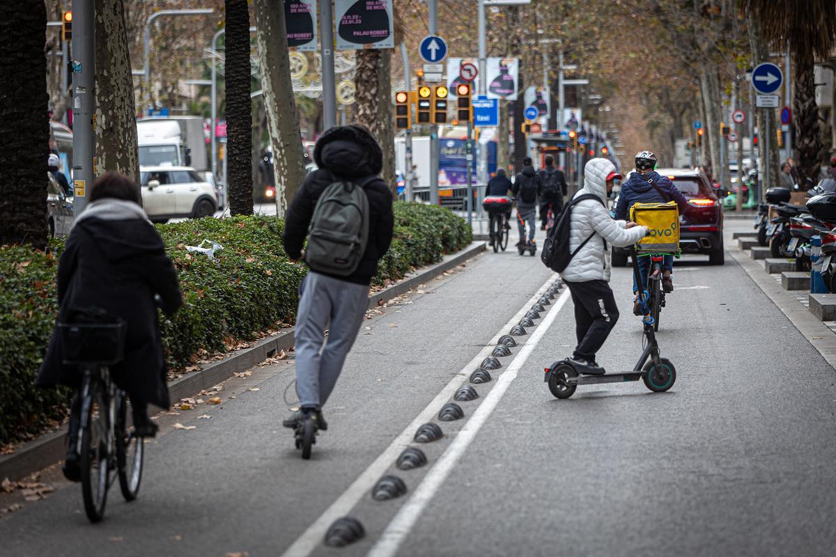 Patinetes y bicicletas circulando por la avenida de la Diagonal de Barcelona