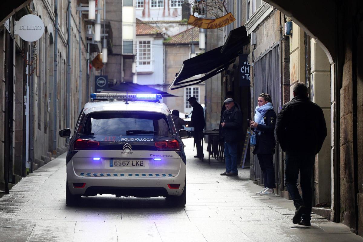 Patrulla de la Policía Local por el centro de la ciudad.