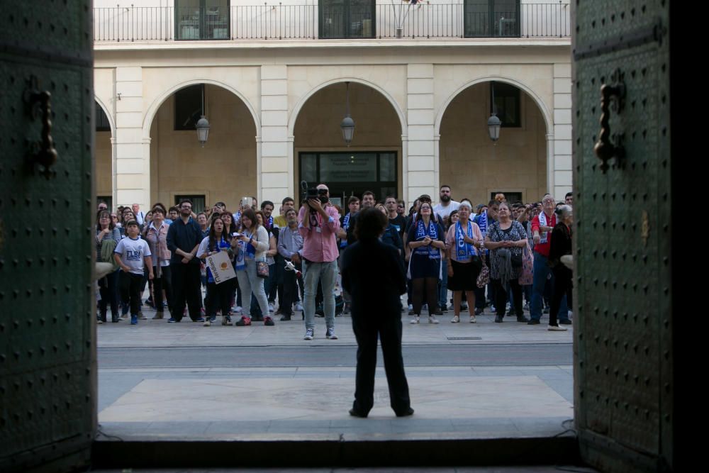 Unos 300 aficionados arropan al equipo de Rivero en el Ayuntamiento tras su ascenso a LEB Oro