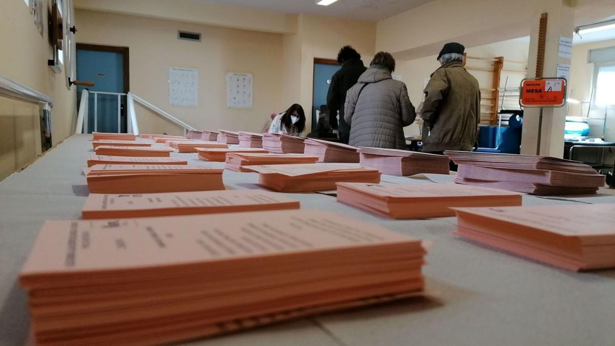 Papeletas a disposición de los votantes en un colegio electoral de la ciudad de Toro. | M. J. C.