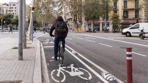 Un ciclista circula por el carril bici de la calle Mallorca de Barcelona
