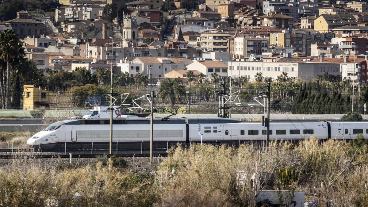 Un tren circulando a la altura de Sant Vicenç dels Horts (Baix Llobregat)