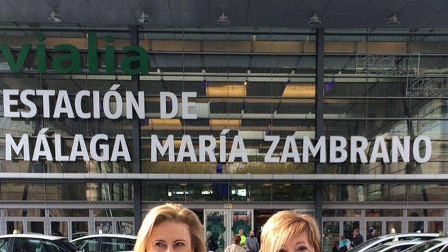 Carolina España y Celia Villalobos, frente a la estación María Zambrano.