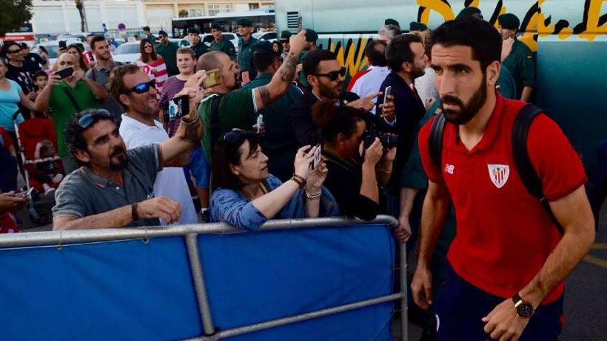 Raúl García, uno de los pocos titulares del Athletic, ayer a su llegada a Eivissa.