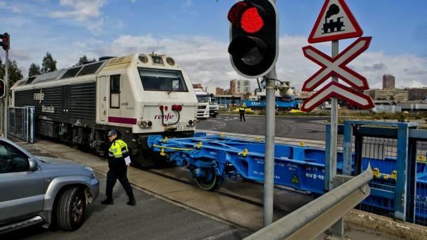 El Puerto de Alicante cuenta con dos líneas de mercancías consolidadas con Madrid.