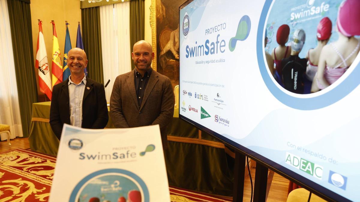 Gonzalo Méndez y Jesús Martínez Salvador, en la firma del convenio de "SwimSafe".