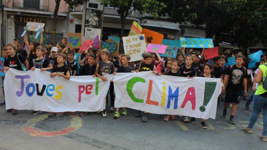 Els escolars de Figueres es manifesten contra el canvi climàtic