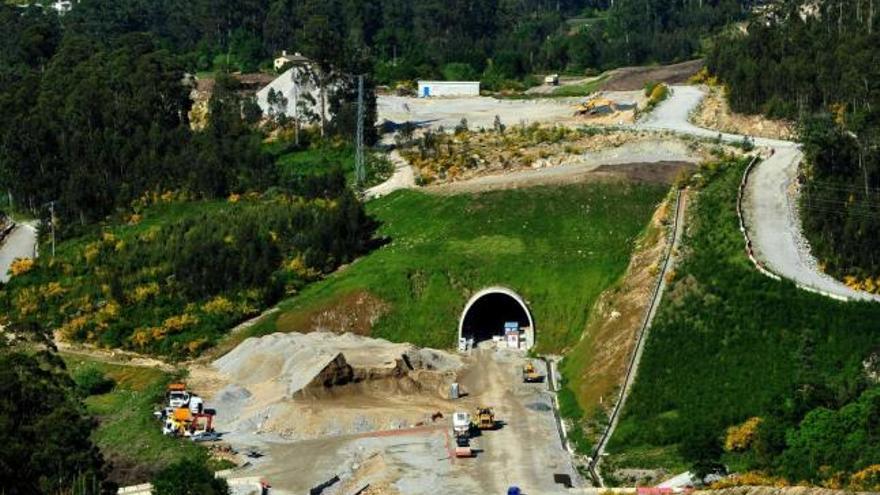 Aspecto que presenta el nuevo trazado de la alta velocidad en terrenos de Vilagarcía de Arousa, junto al túnel de Rosalía de Castro.  // I. Abella