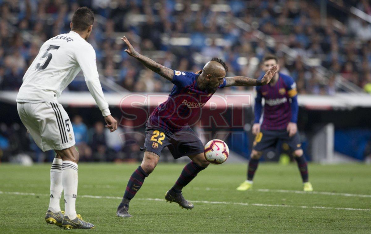Arturo Vidal controla el balón durante el partido entre el Real Madrid y el FC Barcelona en el Estadio Santiago Bernabéu de la jornada 26 de La Liga.
