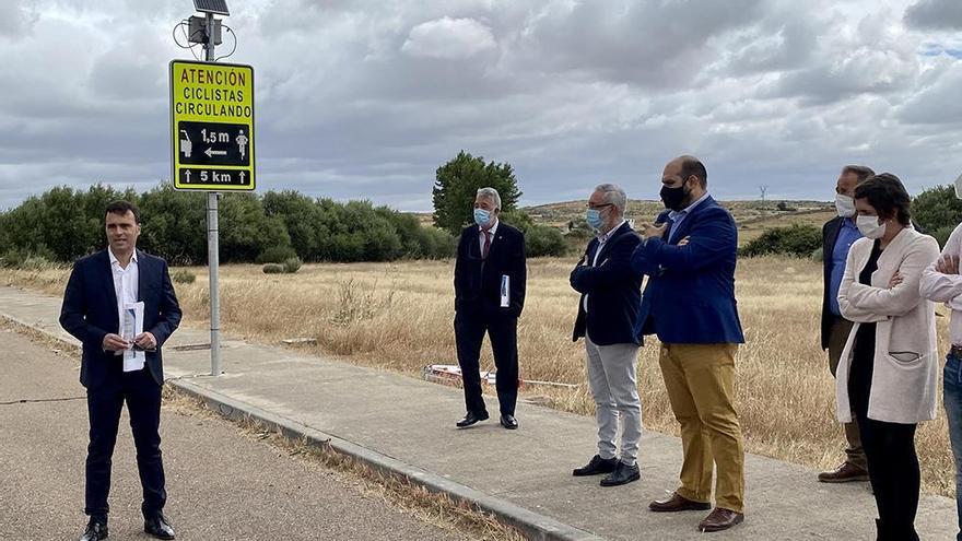 Presentan en Trujillo un dispositivo para proteger al ciclista en carretera