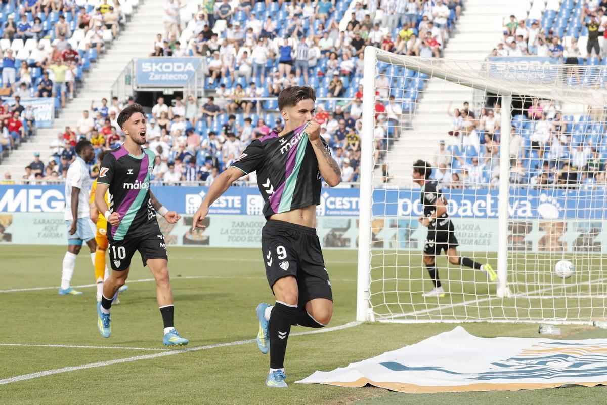 Chupe se besa el escudo con su primer gol durante del partido.