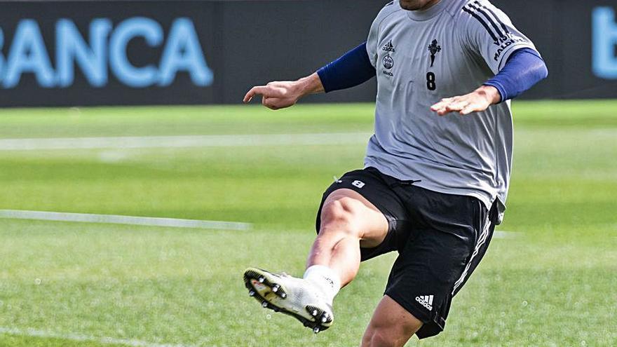 Fran Beltrán, durante el entrenamiento de ayer en Mos. |  // RC CELTA