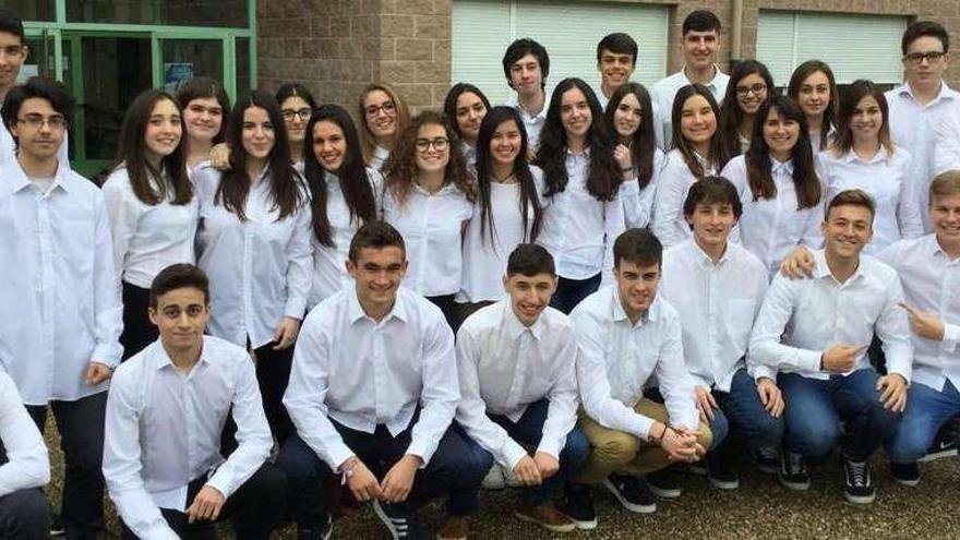 Foto de familia de los alumnos riosellanos, en el exterior del Instituto Avelina Cerra.