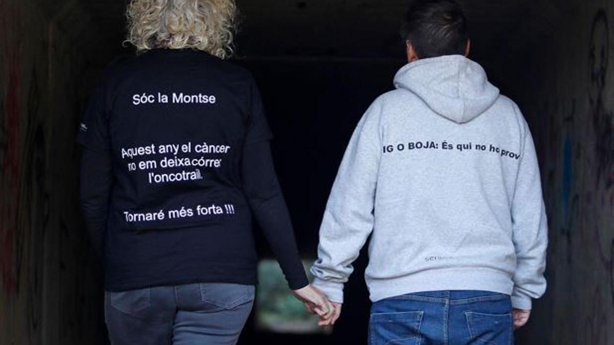 La Montse i en Toni, lluint un missatge reivindicatiu a Llagostera.