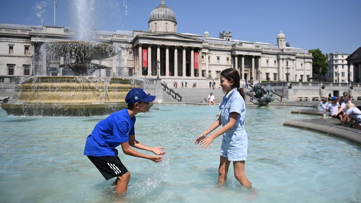 La gente juega en una fuente en Trafalgar Square en Londres, Gran Bretaña, en su día más caluroso.