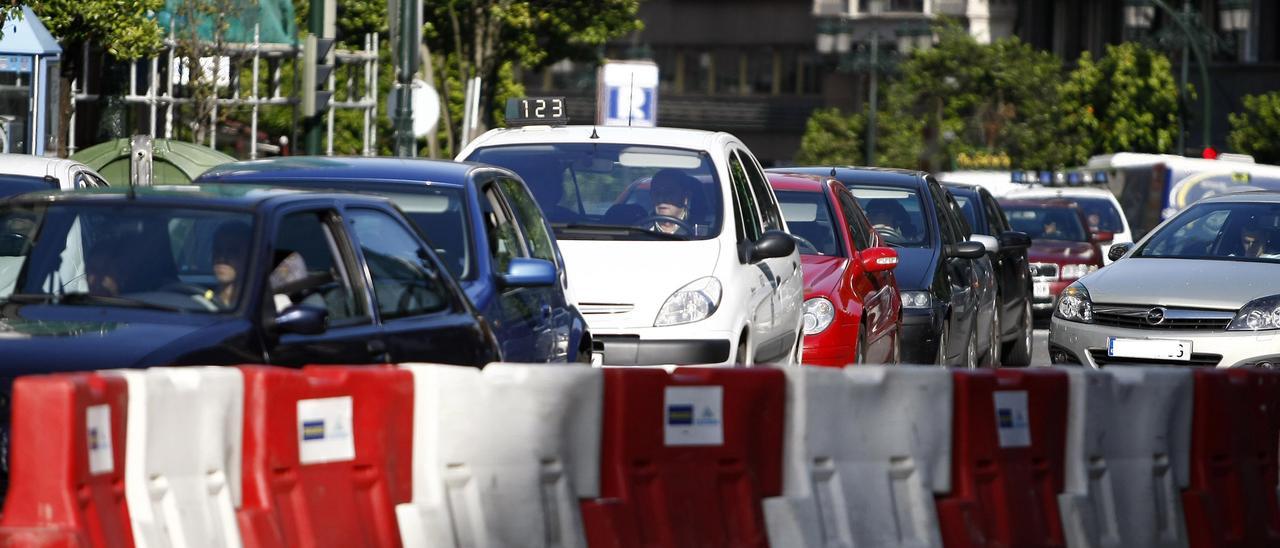 Foto de archivo de un atasco en la calle de Vigo que perderá dos carriles durante dos meses