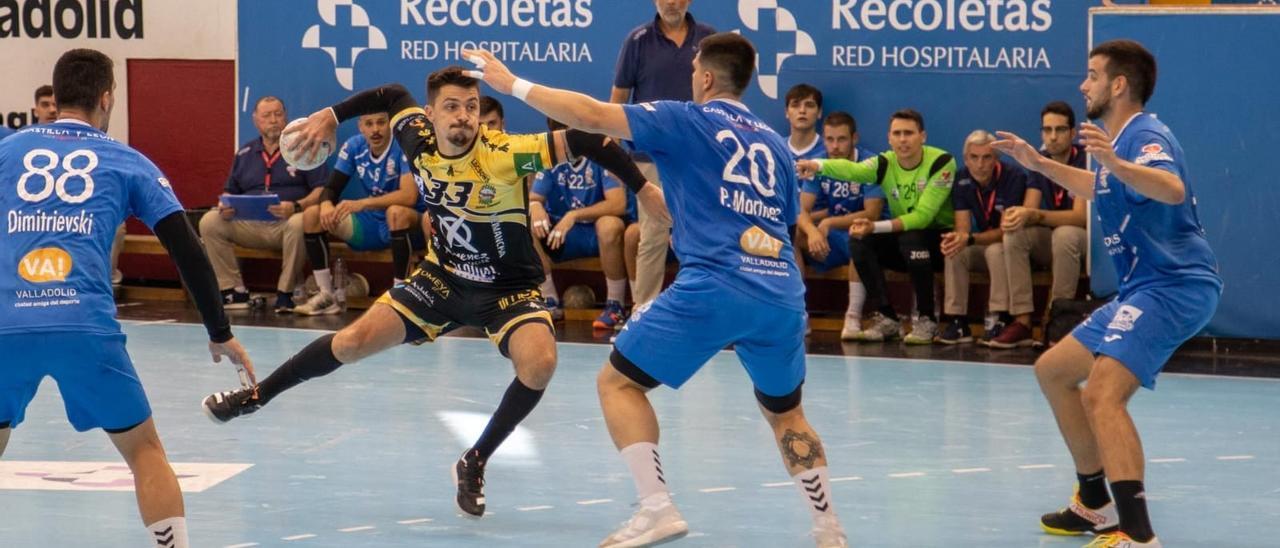 Ribeiro, del Ángel Ximénez, en una acción del partido ante el Recoletas Valladolid.