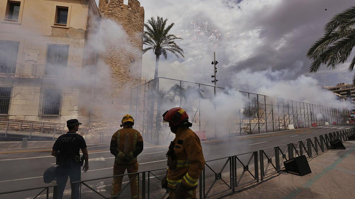 Bomberos frente al Palacio de Altamira de Elche durante el disparo de las mascletás de las fiestas de agosto. | ANTONIO AMORÓS