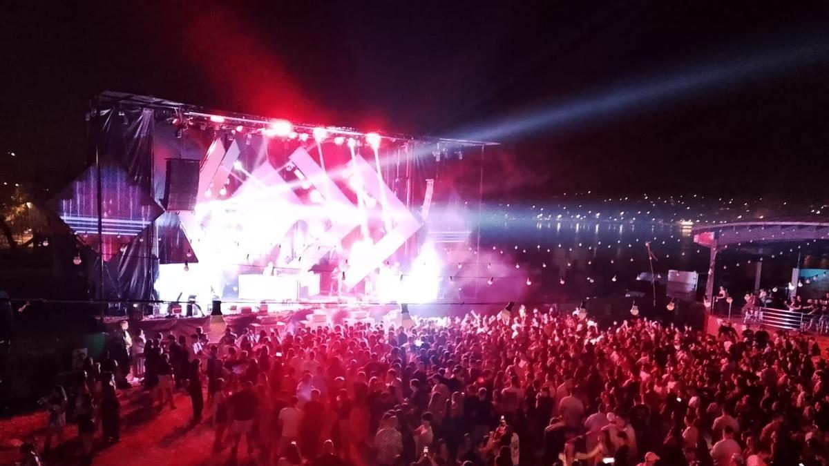 Una vista del festival de música urbana "Fuego Fest" esta pasada madrugada en Moaña.