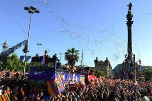 Una multitud d’aficionats observen el pas de la caravana al passeig de Colom.