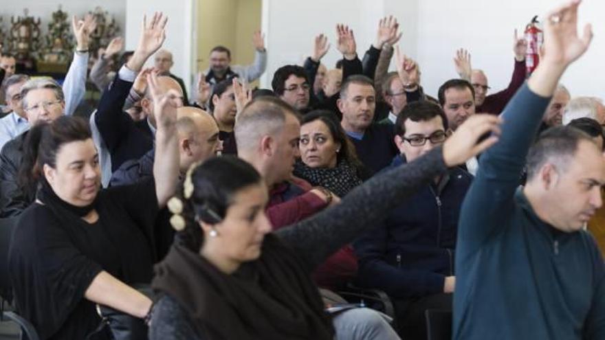 60 de los 133 integrantes asistieron a la asamblea de fiestas.