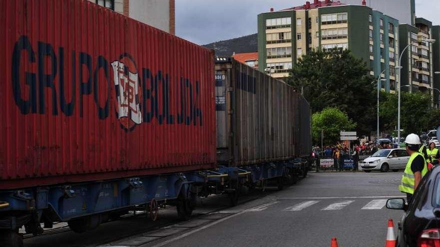 El tren de mercancías cruza a la altura de la rotonda de O Ramal. // Noé Parga