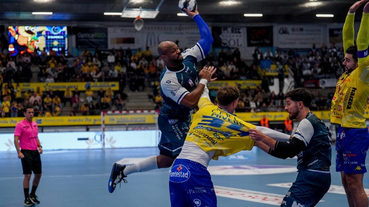 Ángel Rivero en una acción ante Aranda.