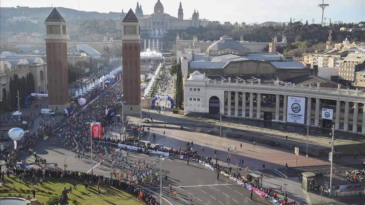 Una imagen del maratón de Barcelona del 2019 en la salida de plaza España