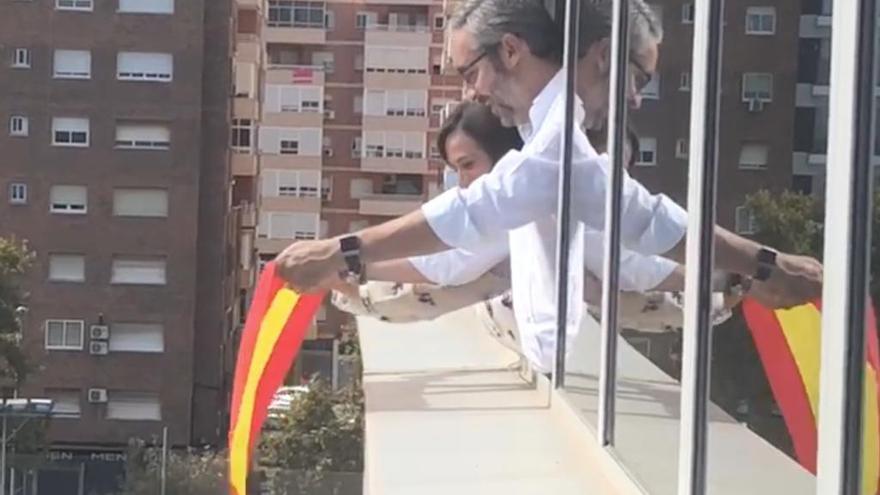 El momento en el que miembros del PP regional cuelgan la bandera en la Asamblea.