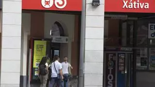 Dependientas de una perfumería de Xàtiva interceptan a un ladrón tras perseguirlo por la calle