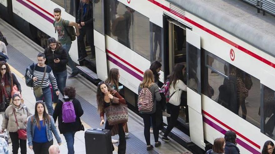 Renfe recortó en septiembre de 2015 el servicio del Cercanías entre Castelló y Valencia.