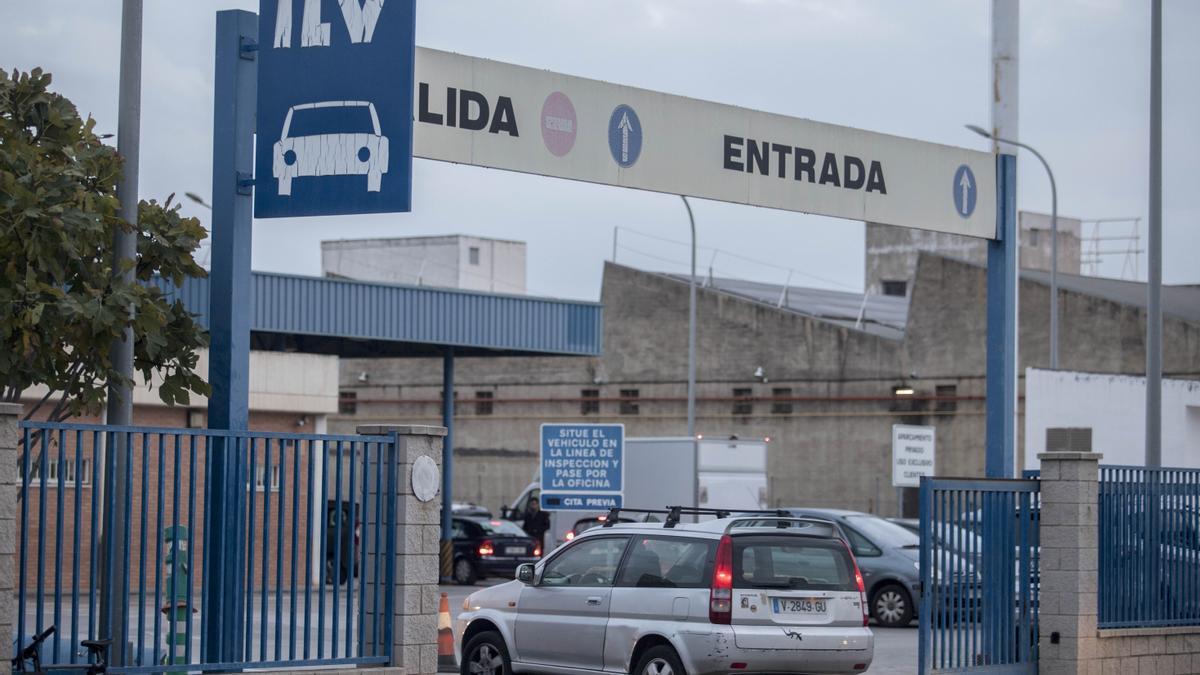 Coches en una estación de ITV en Valencia.