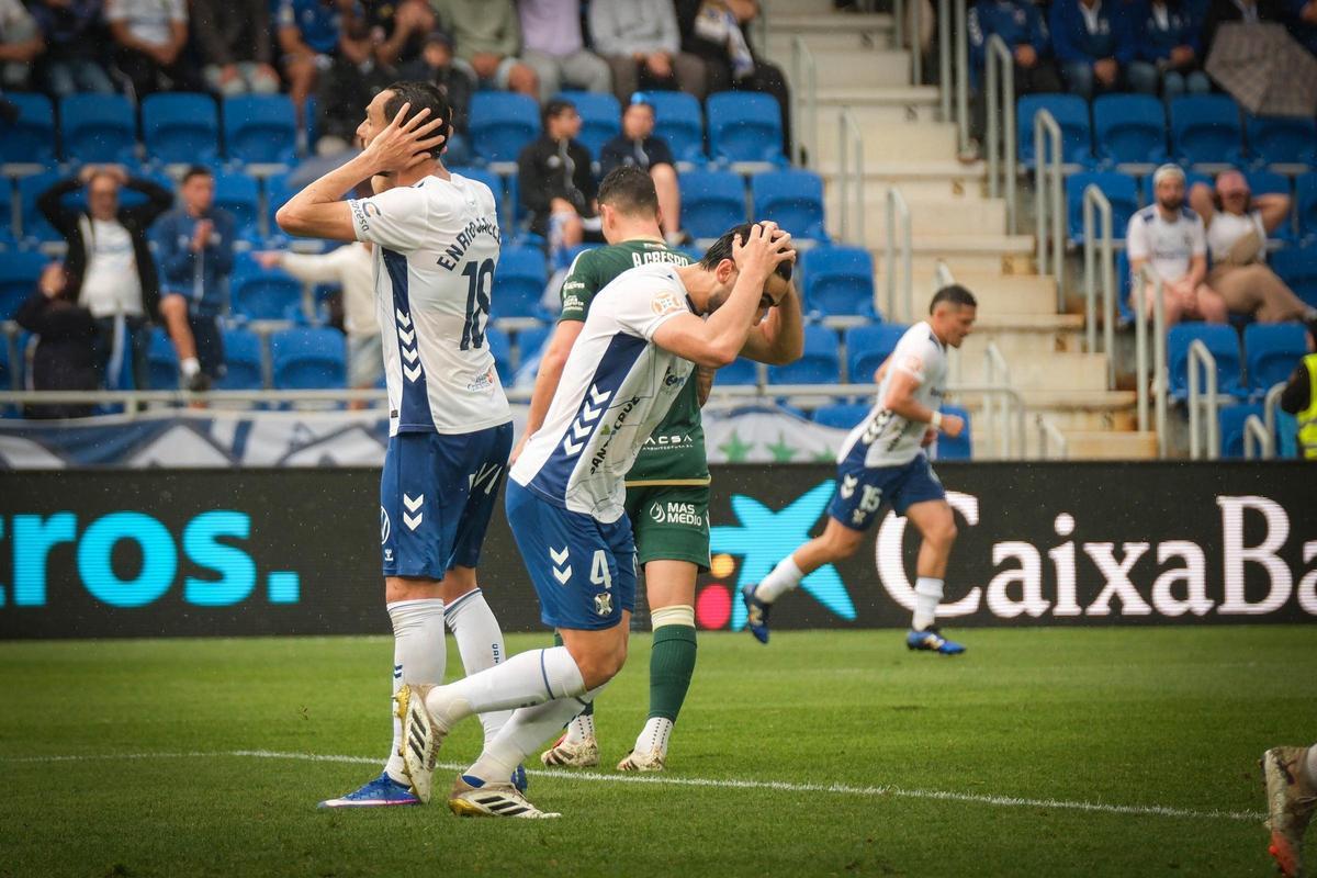 Enric y León se echan las manos a la cabeza.