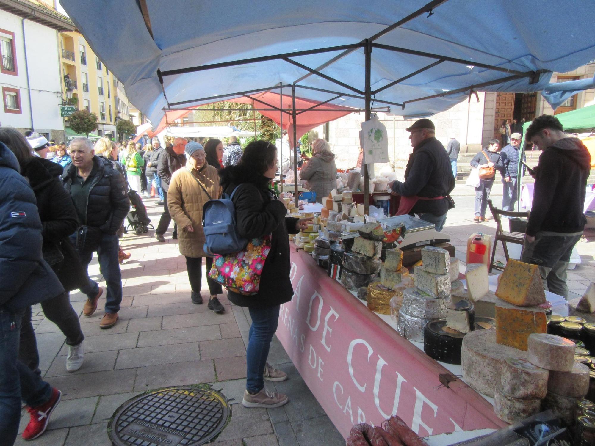 El mercado semanal de Cangas de Onís, a rebosar