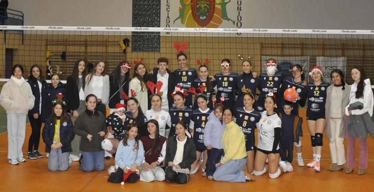 El equipo, antes de Navidad, con su gente.
