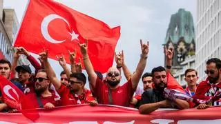 La policía alemana detiene la marcha de aficionados turcos en Berlín por usar el gesto ultraderechista de los Lobos Grises