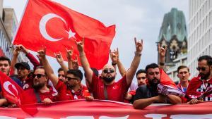 Aficionados turcos realizando el gesto del partido ultraderechista Lobos Grises en la previa al encuentro de la Eurocopa entre Turquía y Países Bajos