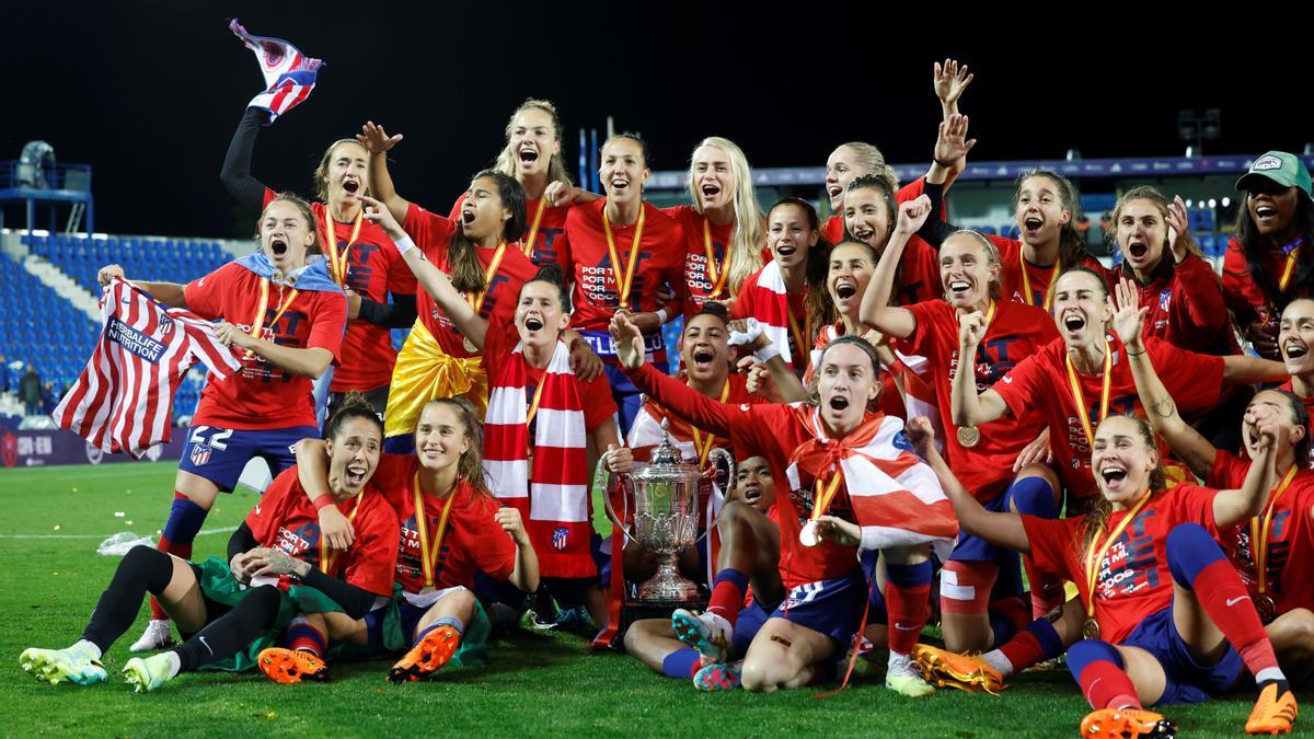 Las jugadoras del Atlético, con la cordobesa Wifi agarrando la Copa de la Reina en Leganés.