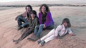 Andoni Canela y Meritxell Margarit, con sus hijos Unai y Amaia, en Agate Beach, en Lüderitz (Namibia).