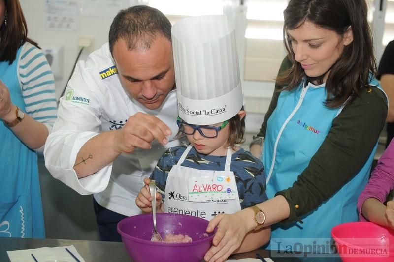 El chef Ángel León imparte en Murcia un taller de cocina para niños con autismo