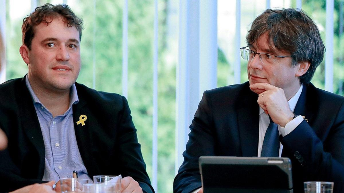 David Bonvehí y Carles Puigdemont, en un acto del PDECat, partido que el 'expresident' ha abandonado, en Bruselas en el 2019