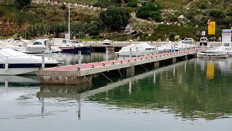 El port esportiu de Llança amb un dels pantalans on ja s&#039;han retirat totes les embarcacions.