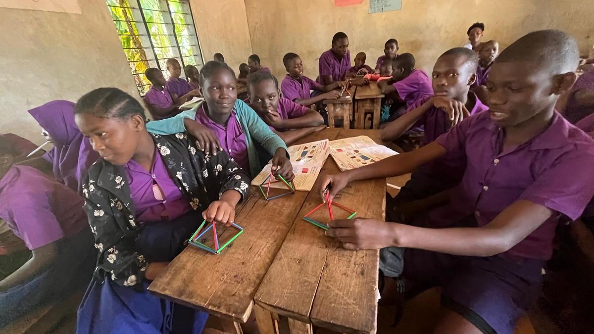 Alumnado de la Escuela Timbori en Kenia, con material educativo STEAM dotado por la ULPGC.