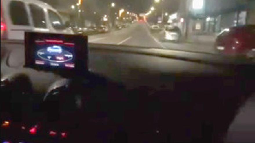 El vídeo fue grabado desde el interior del vehículo que ciruculó por el casco urbano de O Carballiño a velocidades excesivas.