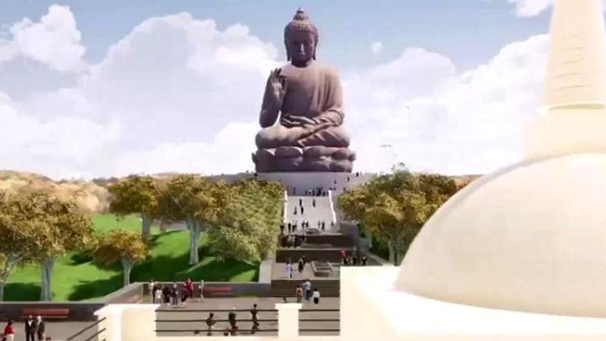 La estatua de Buda en Cáceres, un aliciente «tan grande como la de la Libertad»