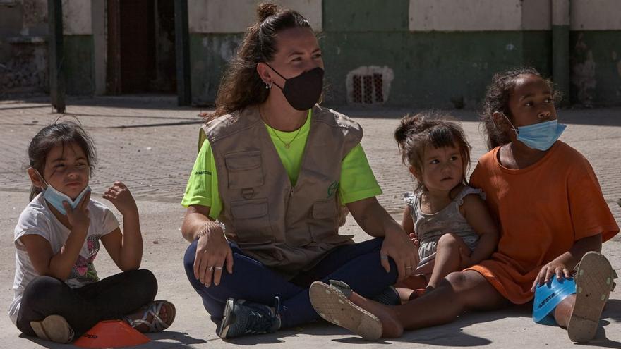 Una voluntaria, en una actividad con menores. // Foto cedida por La Fundación “la Caixa”.