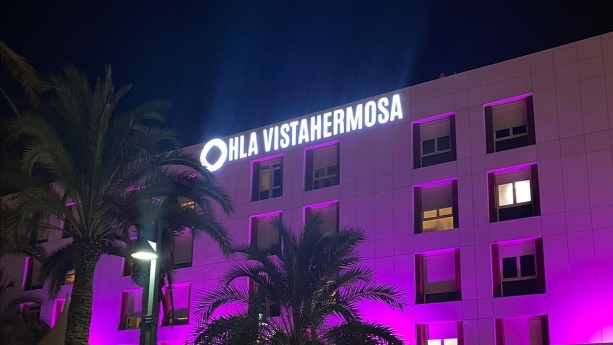 Fachada iluminada de rosa por el Día Mundial Contra el Cáncer de Mama en HLA Vistahermosa.