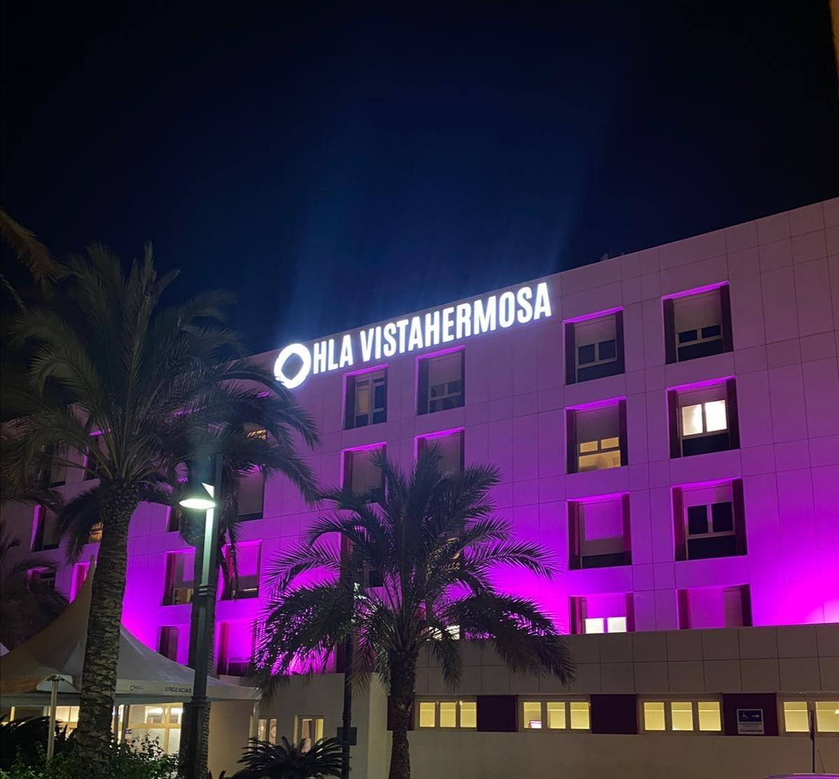 Fachada iluminada de rosa por el Día Mundial Contra el Cáncer de Mama en HLA Vistahermosa.
